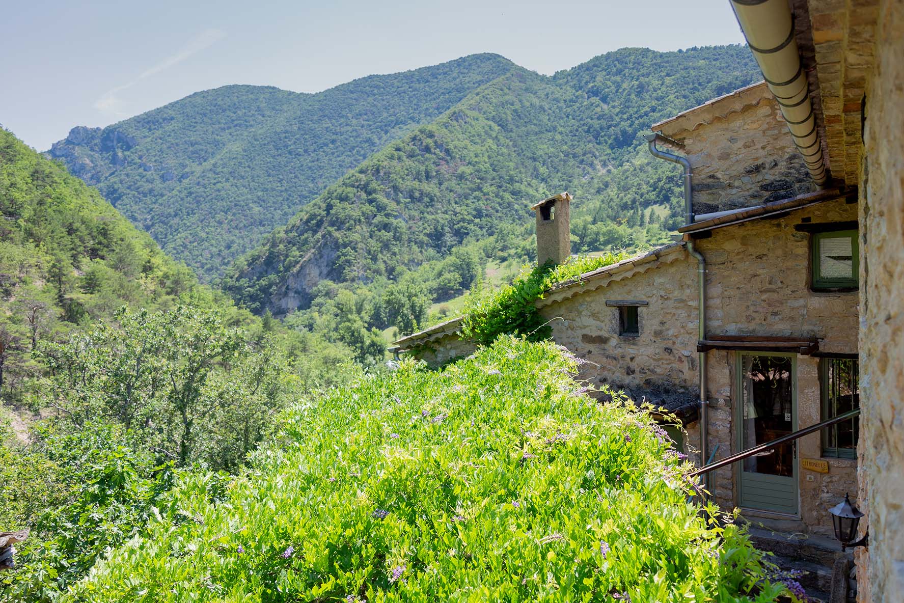 Le Hameau de Valouse et ses montagnes